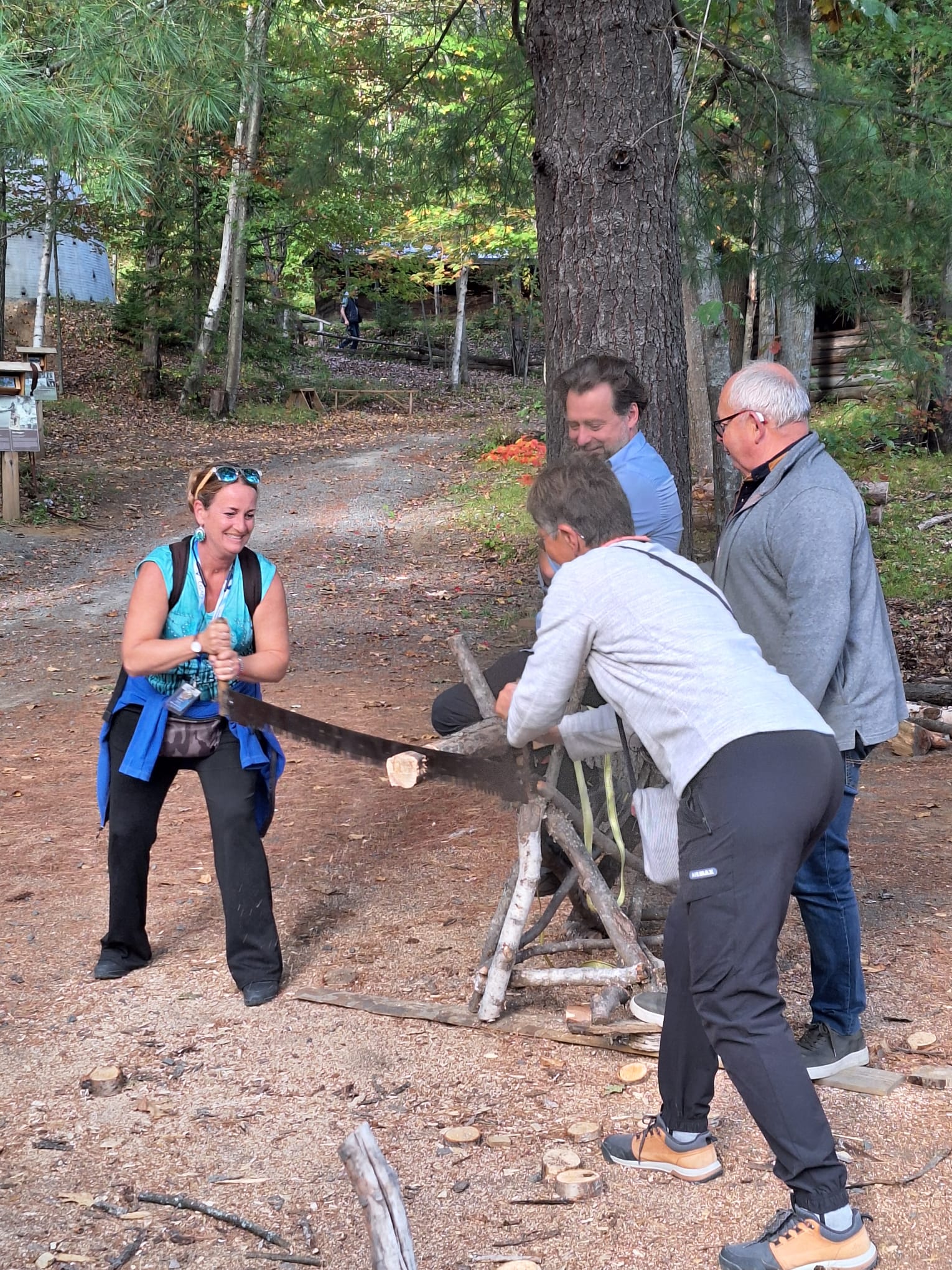 bucherone au travail les hommes regardent