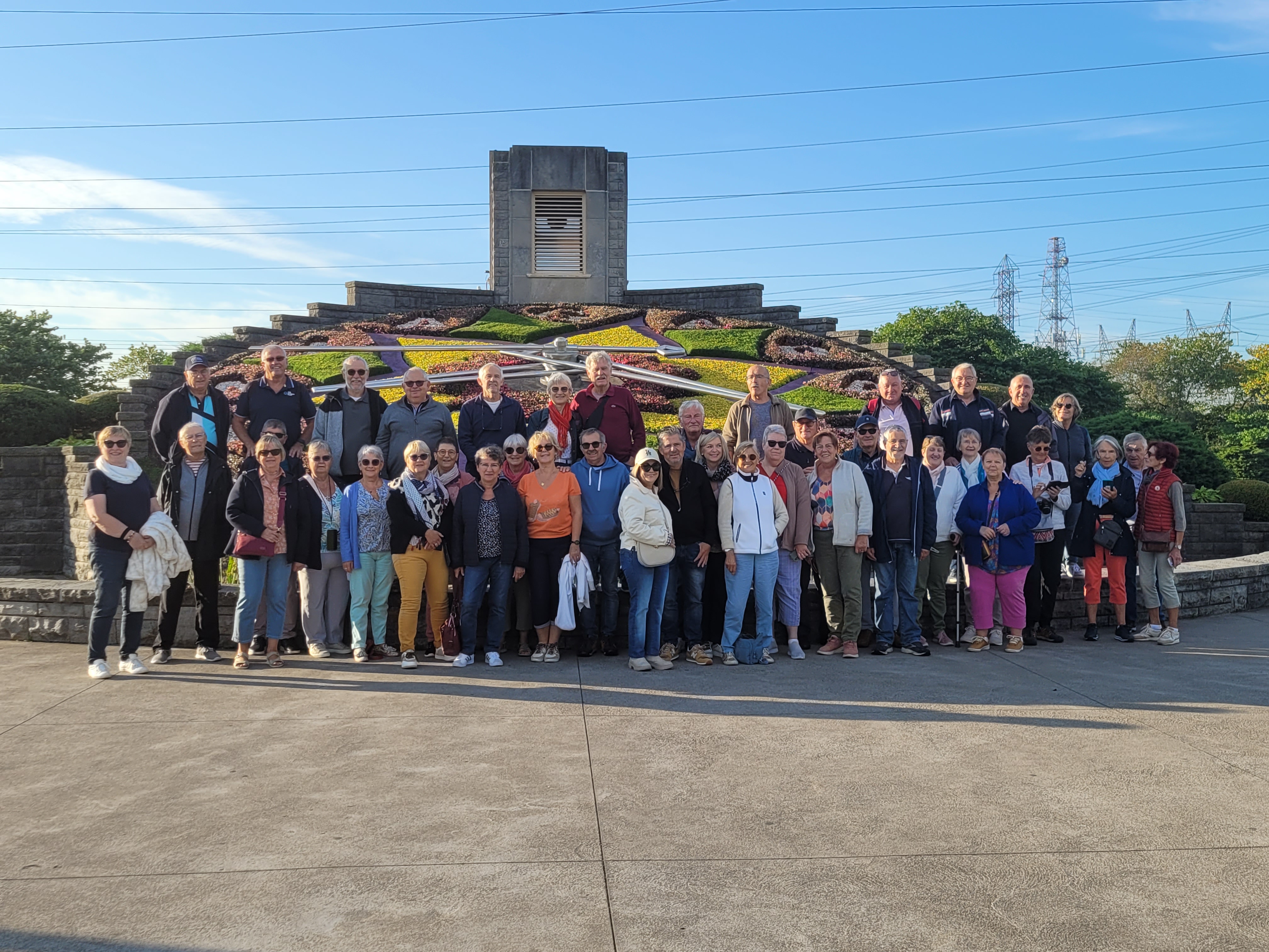 photo de groupe devant horloge