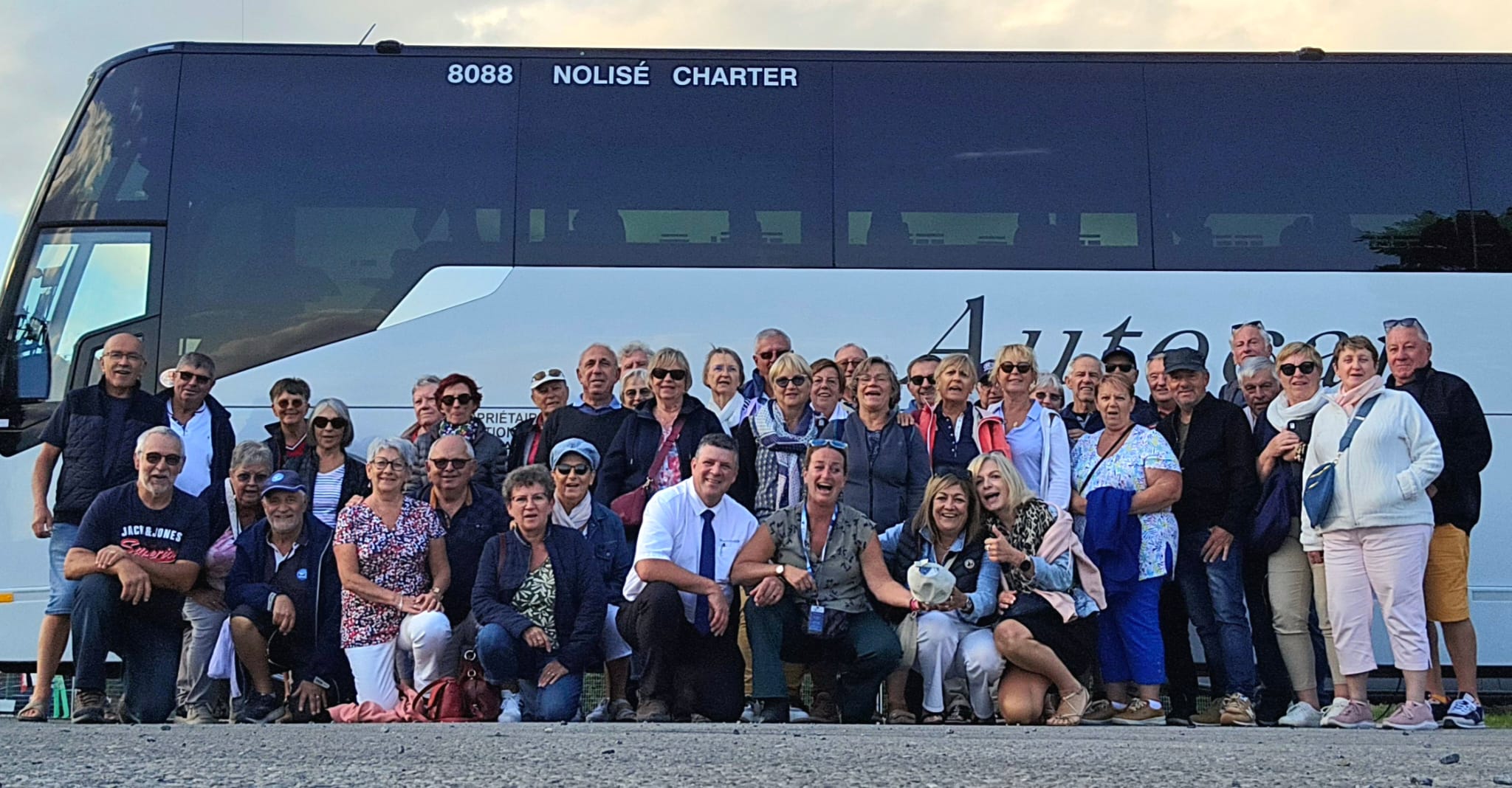 photo groupe devant le car